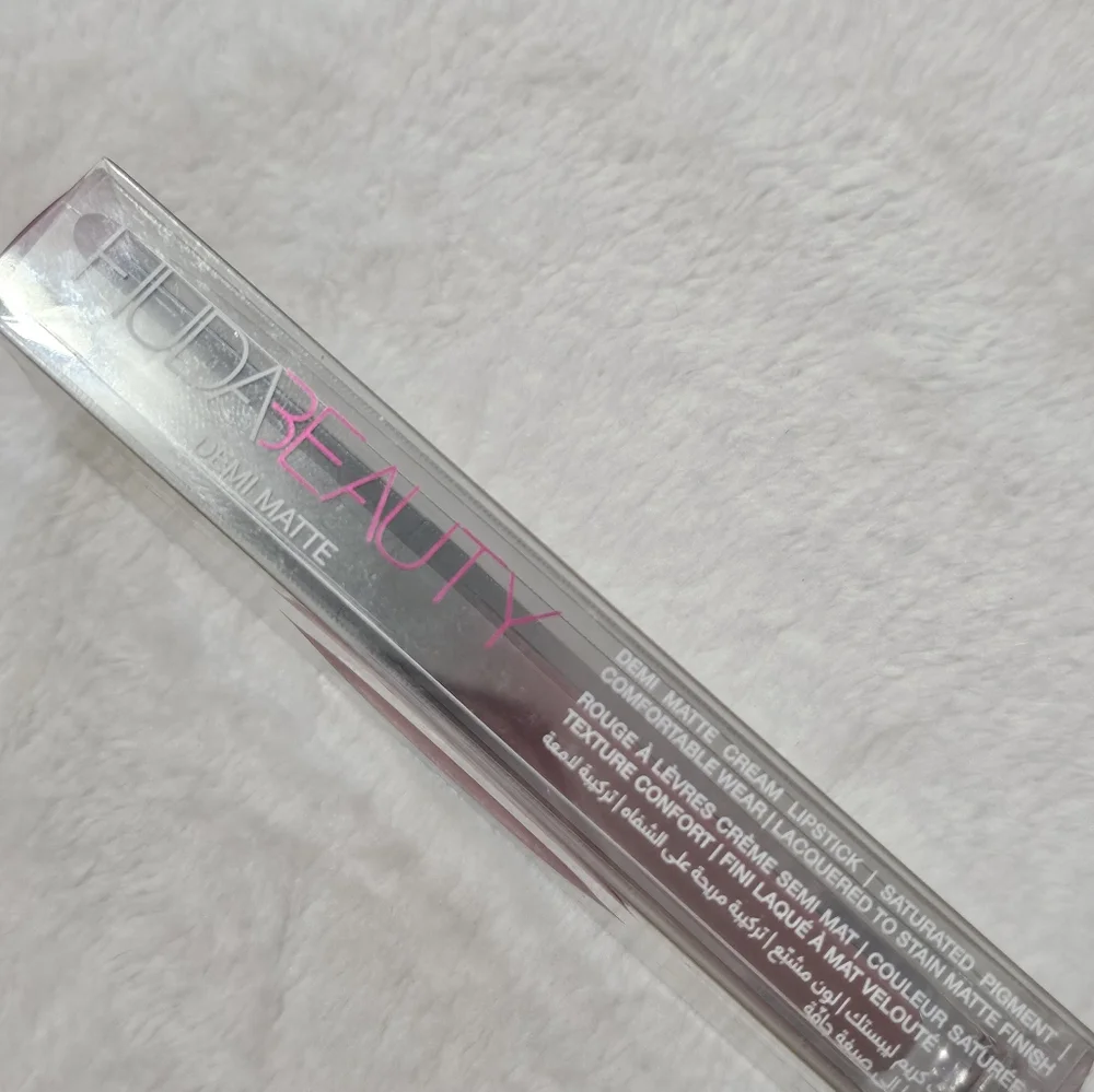 HUDA BEAUTY: DEMI MATTE LIPSTICK -BNIB!!